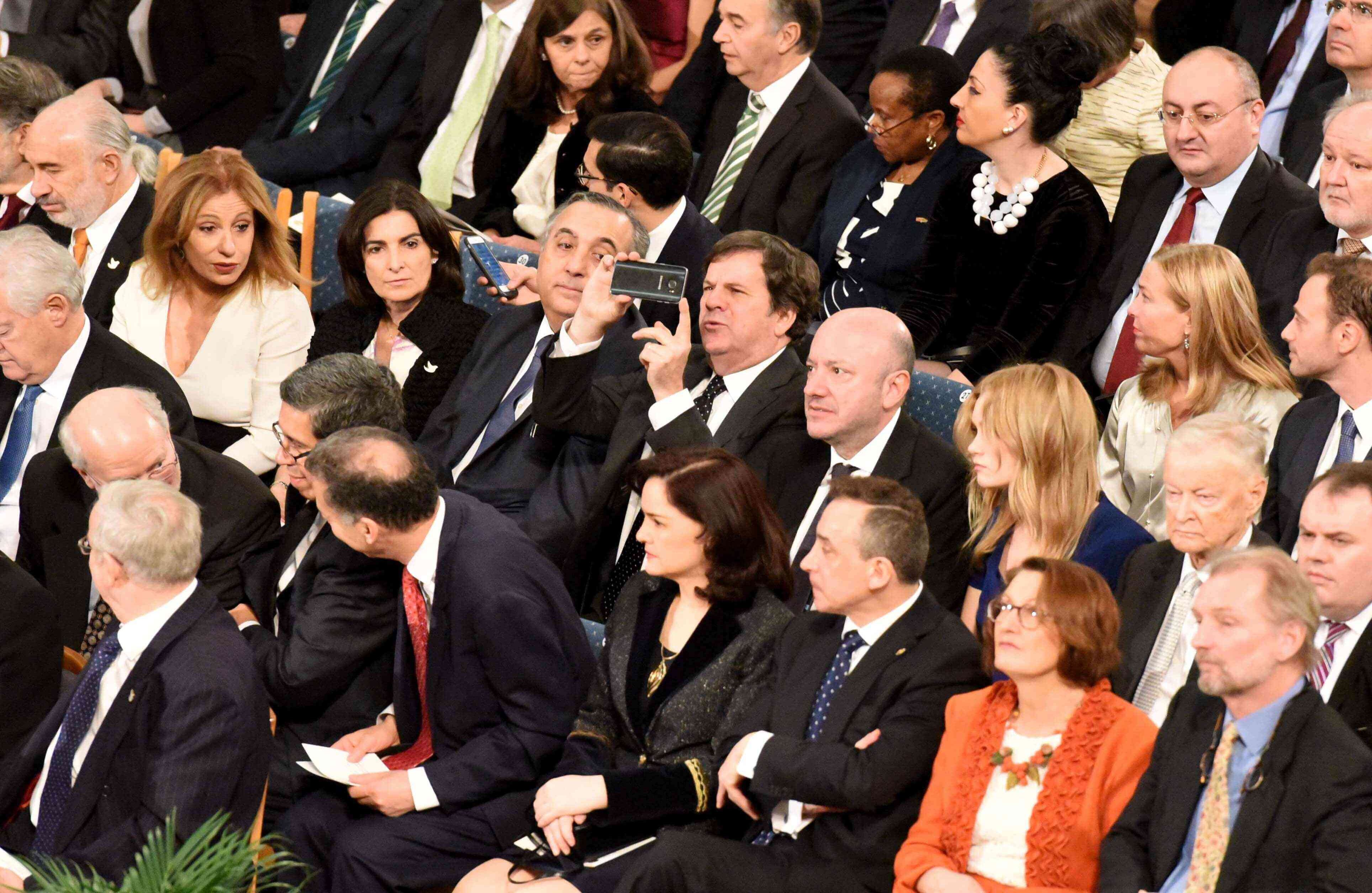 Mientras Roberto Pombo, director de El Tiempo, retrata el escenario, el exministro Federico Renjifo no se pierde el encuadre. Julio Sánchez Cristo, director de La W, estuvo reservado pero siempre atento. 