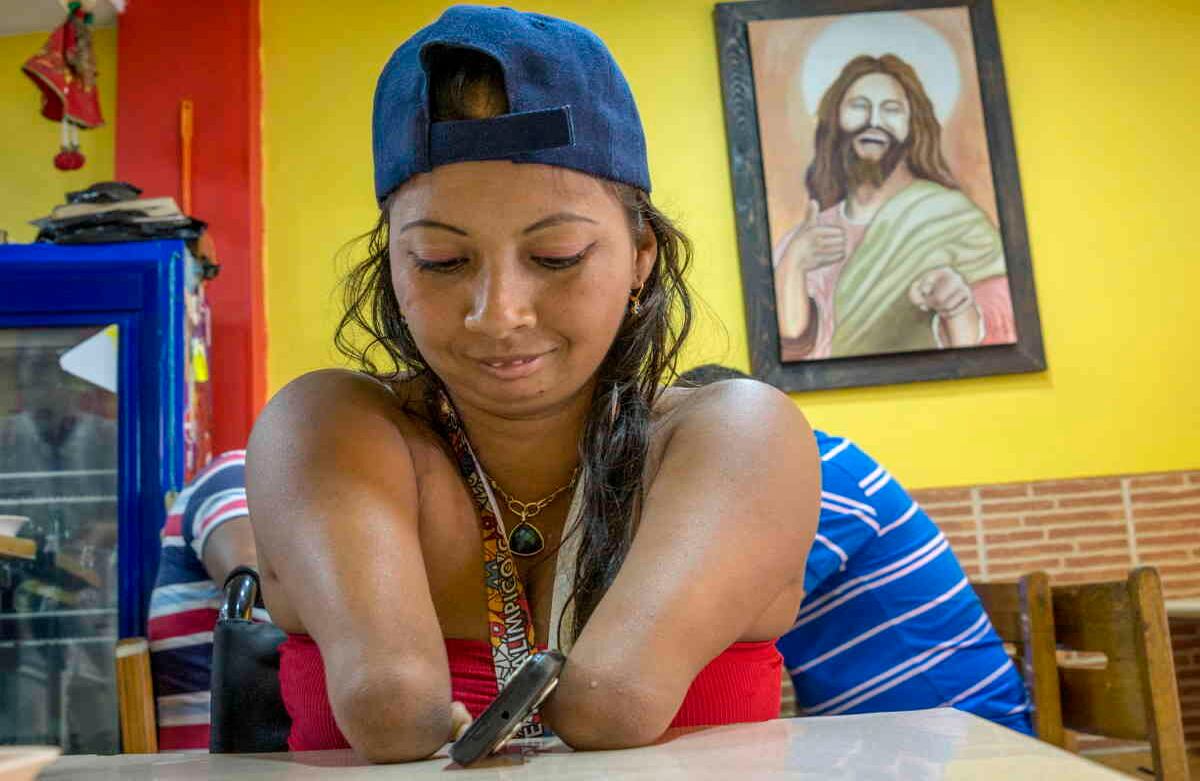 Tiene novio desde hace tres años que no está en condiciones de discapacidad y que le ayuda a vender boletas para costearse parte de los viajes cuando va a competir. Foto: Cristhian Agudelo/ Instituto Henry Agudelo