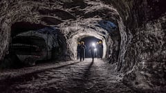 Un grupo de mineros en una mina subterránea.