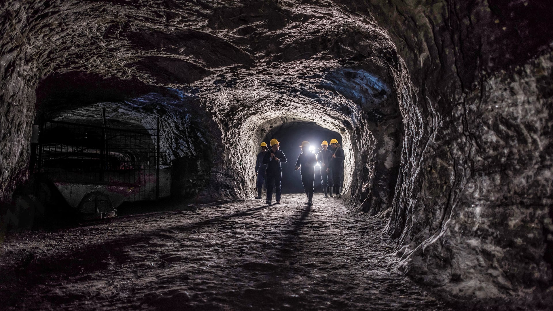 Un grupo de mineros en una mina subterránea.