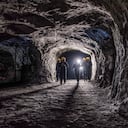 Un grupo de mineros en una mina subterránea.
