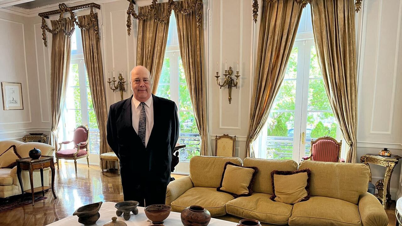 El embajador García-Peña custodia bienes enviados a Colombia.