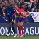 Insólito: Thuram y una acción increíble contra Stefan Savic.