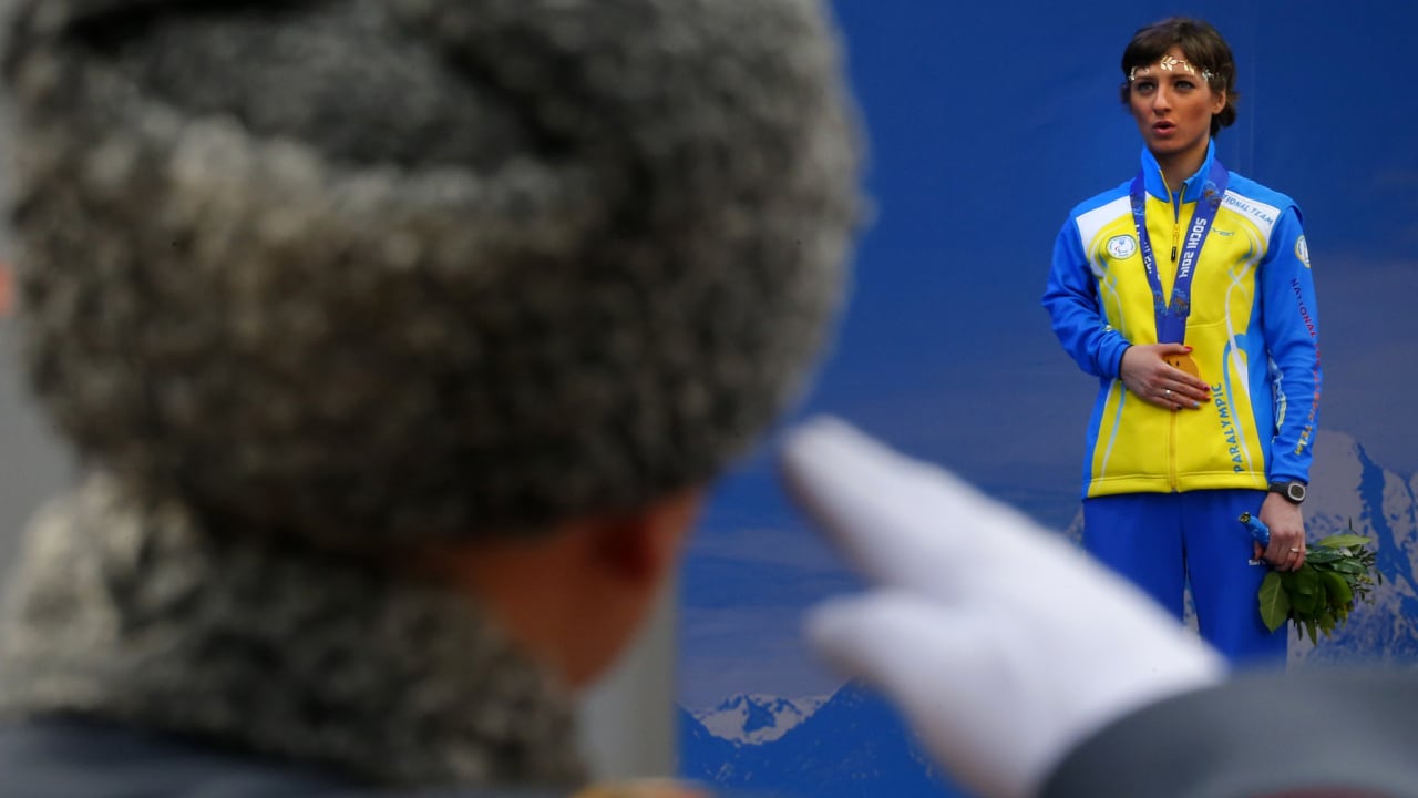 15 de marzo del 2014, una guardia de honor rusa saluda a la ucraniana Oleksandra Kononova, quien ganó la medalla de oro en el biatlón de 12,5 kilómetros