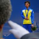 15 de marzo del 2014, una guardia de honor rusa saluda a la ucraniana Oleksandra Kononova, quien ganó la medalla de oro en el biatlón de 12,5 kilómetros