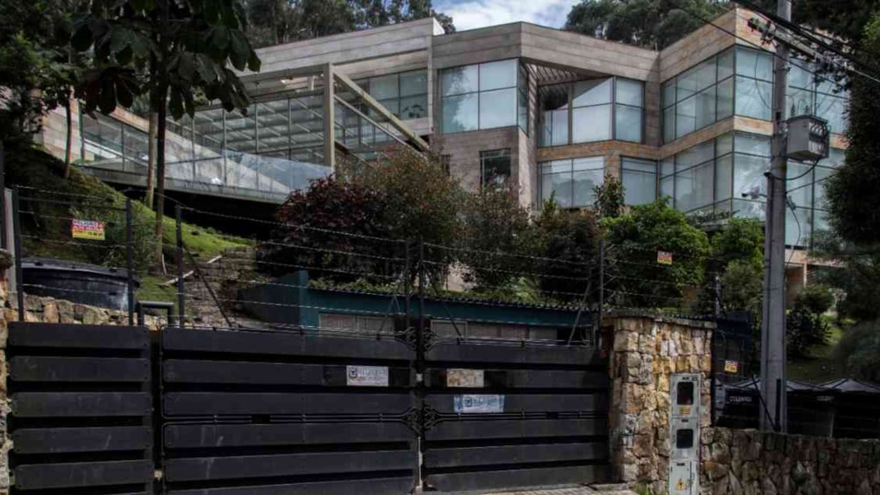 Mansión ilegal en los cerros orientales de Bogotá. Foto: CAR Cundinamarca.