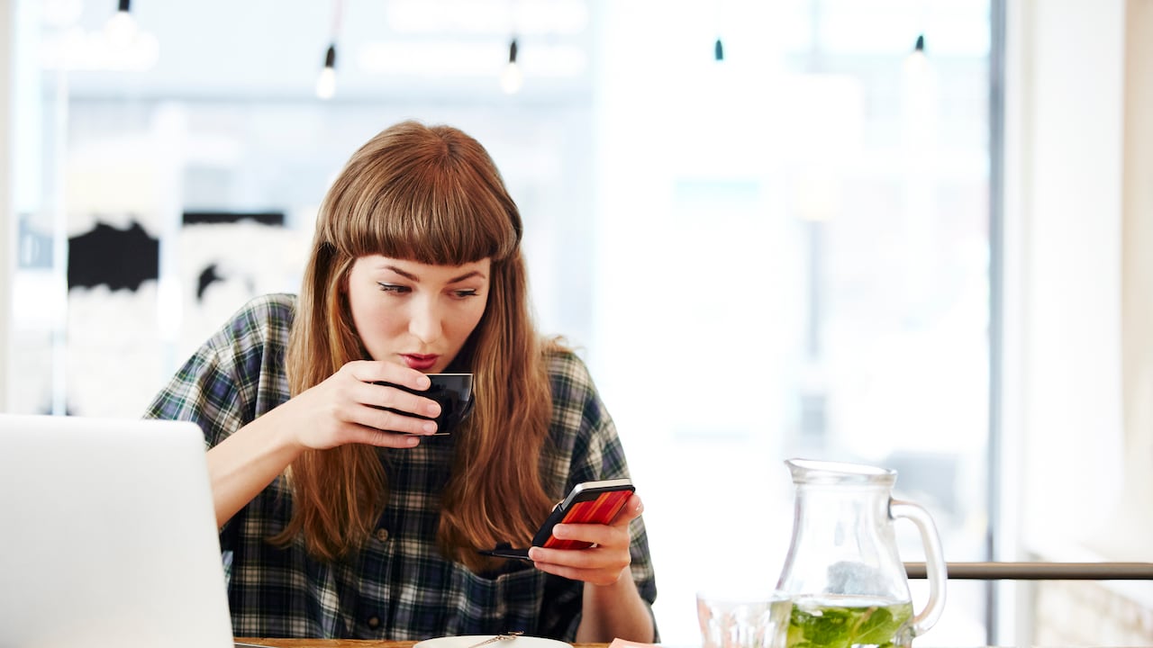 Un teléfono que responde con lentitud puede afectar la productividad y la experiencia del usuario.