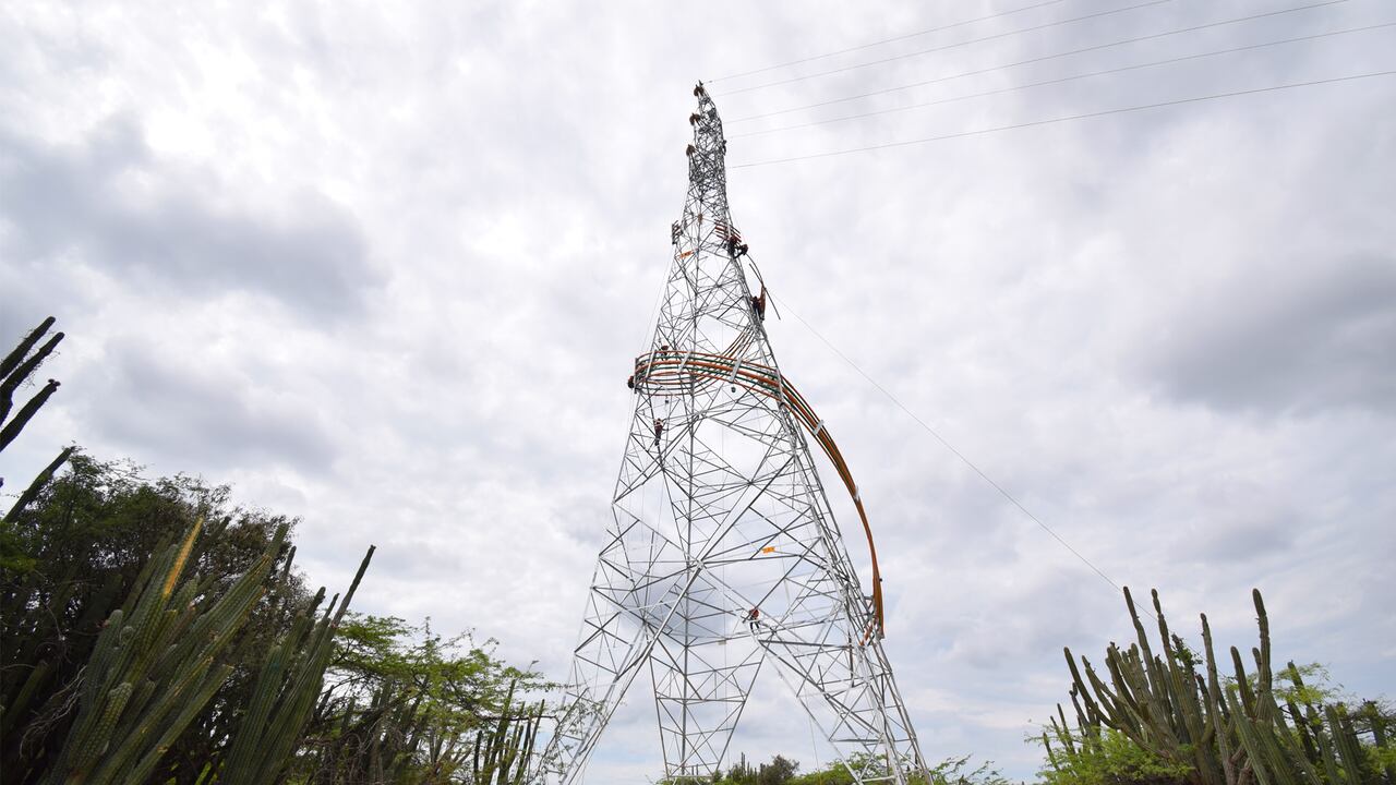 Entre Maicao y Riohacha se construyó una alta edificación de colores naranja y verde en honor al pueblo wayúu.