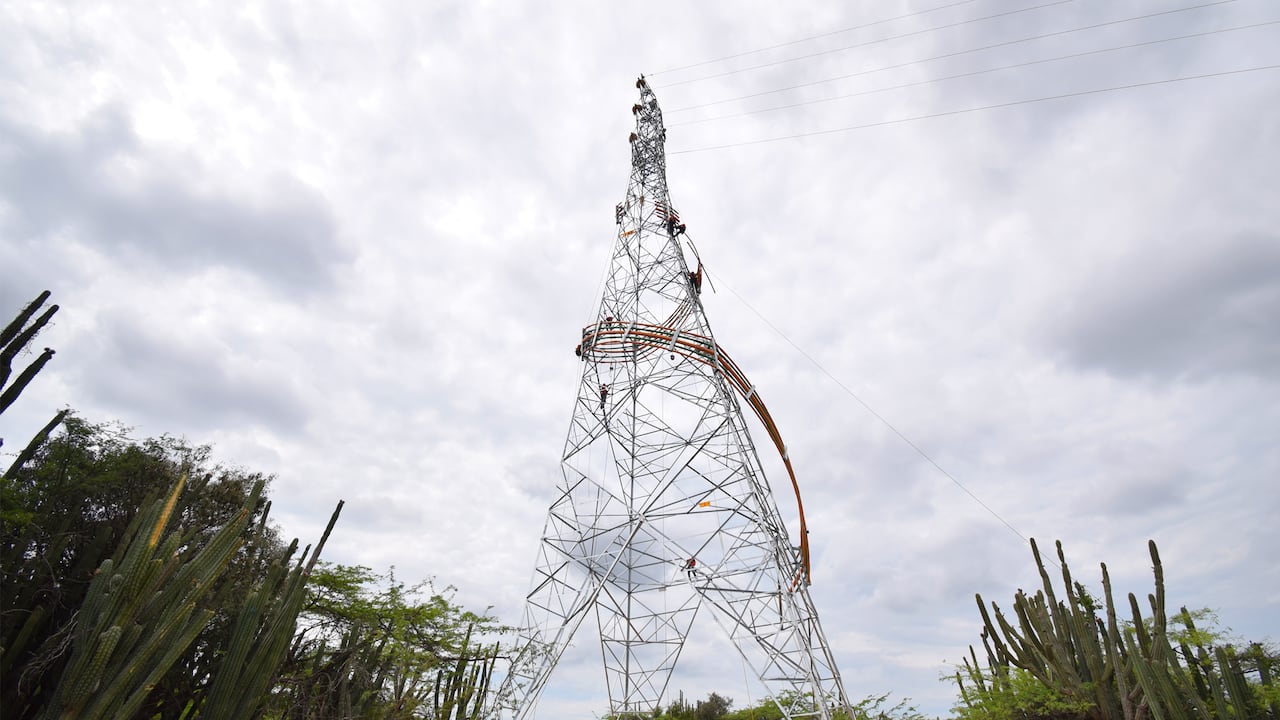 Entre Maicao y Riohacha se construyó una alta edificación de colores naranja y verde en honor al pueblo wayúu.