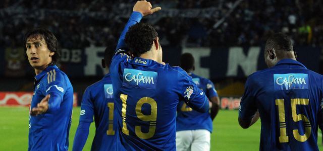 Rafael Robayo, capitán de Millonarios, hace un gesto a la tribuna. Pedro Franco (19) celebra el segundo gol ante Tolima. 