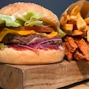 Las hamburguesas hacen parte de los alimentos ricos en grasas trans. Su consumo en exceso supone un riesgo para la salud. (Photo by Creative Touch Imaging Ltd./NurPhoto via Getty Images)