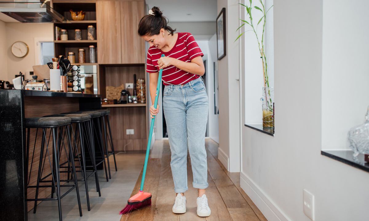 Así se debe barrer la casa para atraer la buena suerte.
