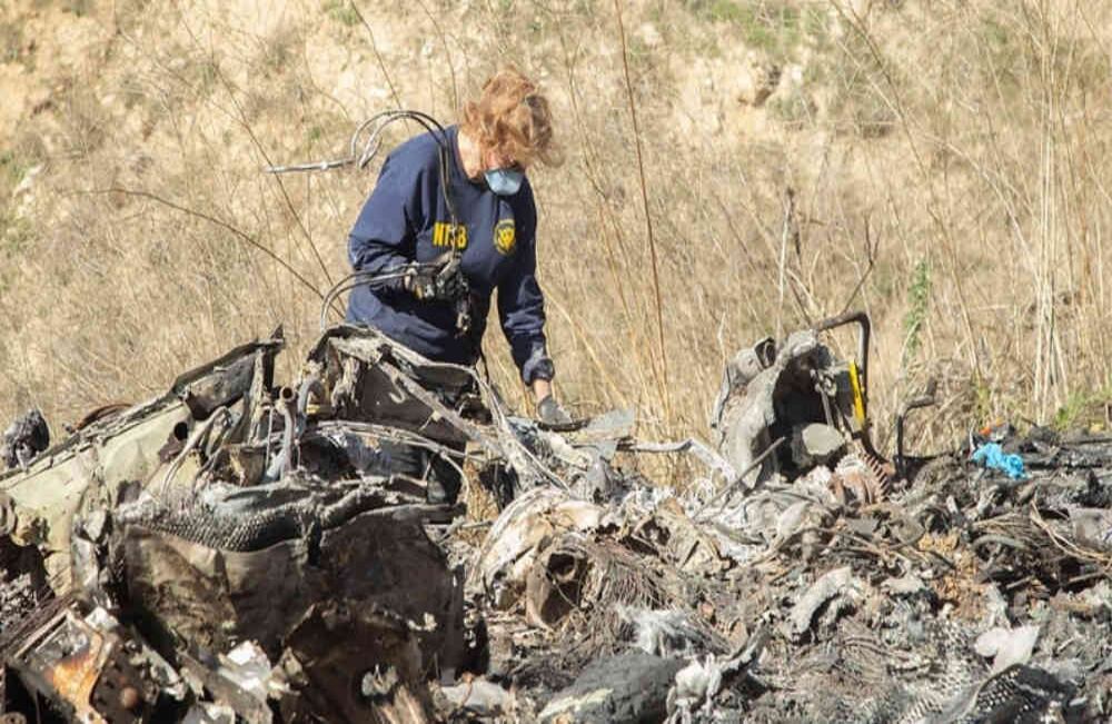 La investigadora Carol Horgan examinó los restos del 'Sikorsky S76B'. Su equipo encontró un teléfono celular y un IPad. Foto: NTSB