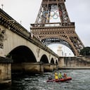 Un bote de rescate navega en el río Sena cerca de la Torre Eiffel durante un simulacro para la ceremonia inaugural de los Juegos de Olímpicos de París 2024, el lunes 17 de junio de 2024, en París. (AP Foto/Thomas Padilla