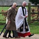 Rey Carlos III reapareció junto al sacerdote Paul Williams y la reina Camila