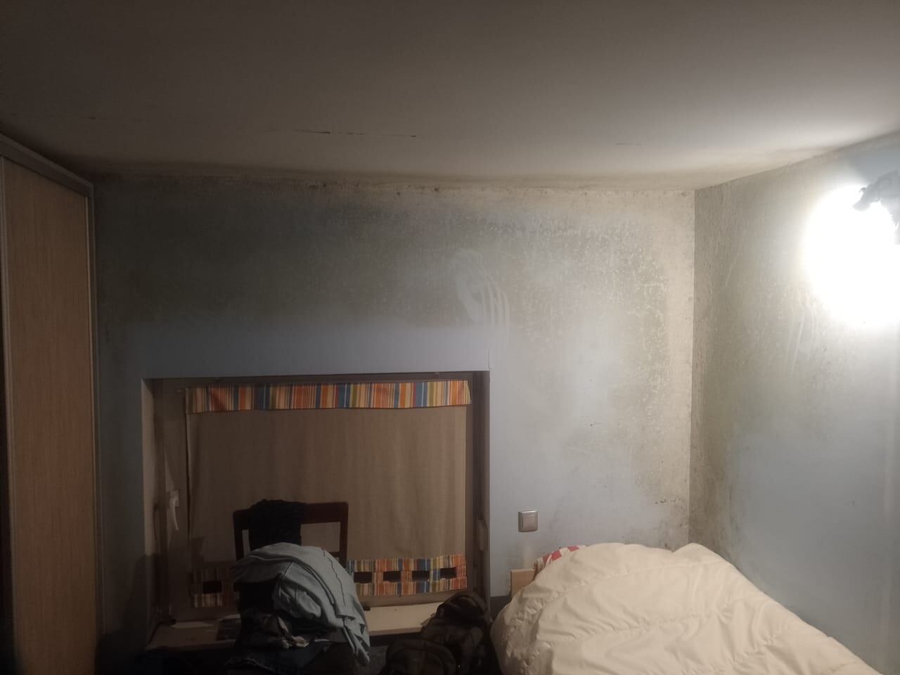 El interior de la casa donde habita un grupo de colombianos, en Lezno, territorio polaco (Leźno en polaco)