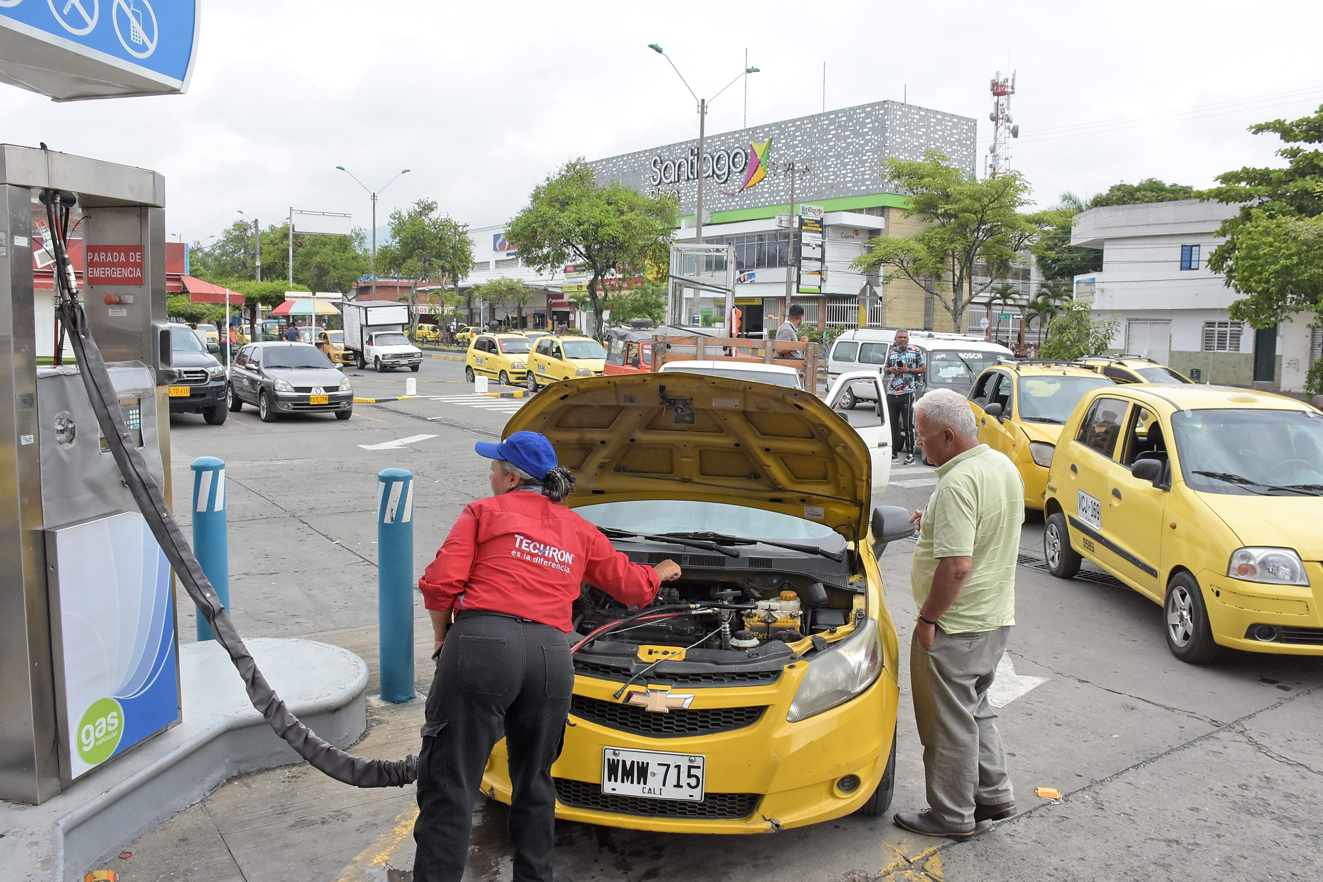 Tras el anuncio de la Empresa Gases de Occidente de la Suspensión del Servicio de Gas Domiciliario, Comercial y Vehicular, Largas filas se pueden observar en la Estación de servicio ubicada en la Cra 15 con Calle 52