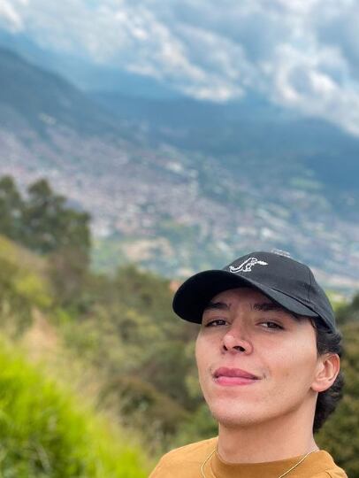 Juan de Dios García en un mirador de Medellín.