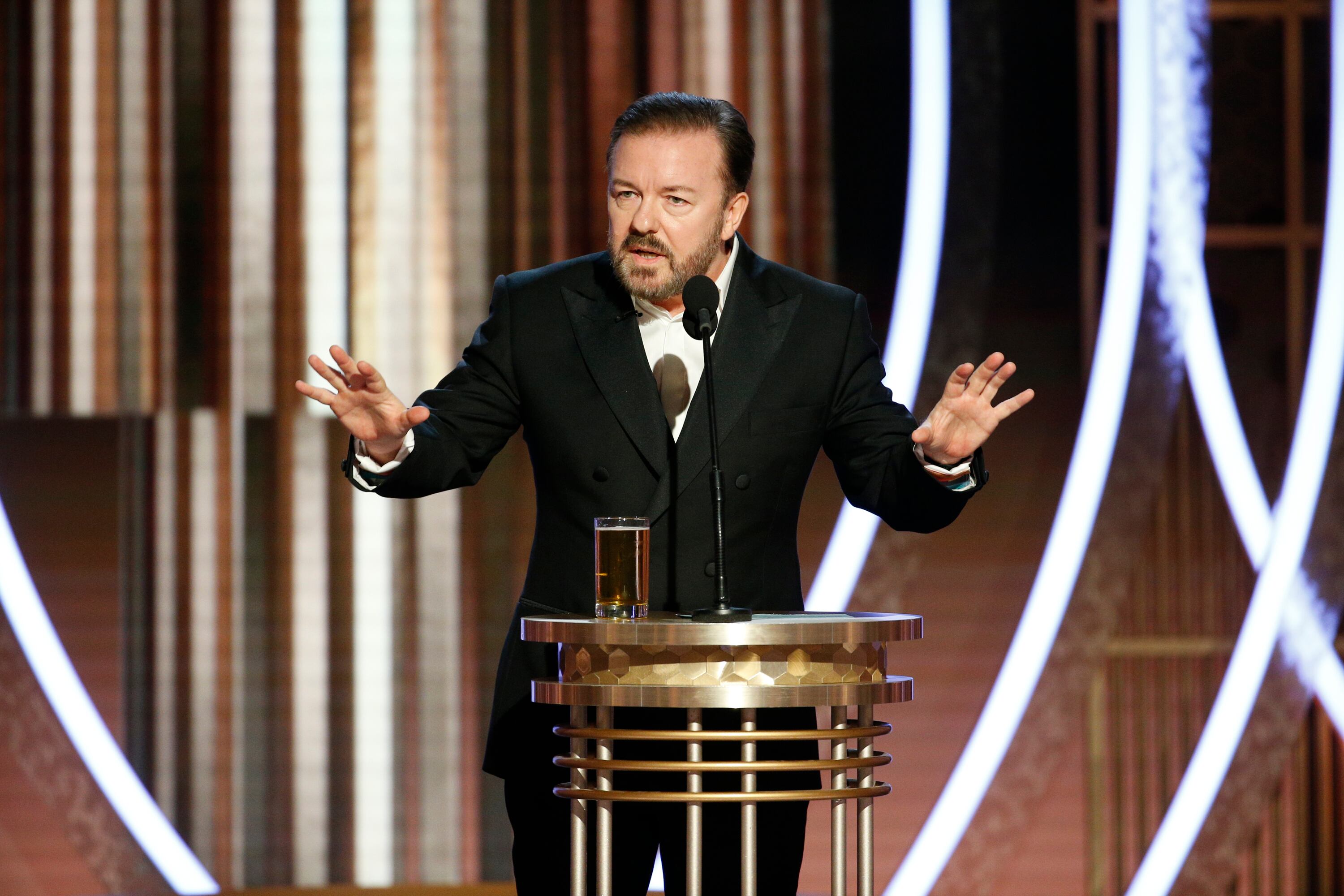 En esta fotografía proporcionada por NBCUniversal Media, LLC, el presentador Ricky Gervais habla en el escenario durante la 77a Entrega Anual de los Globos de Oro en el Hotel Beverly Hilton el 5 de enero de 2020 en Beverly Hills, California.