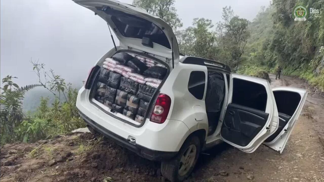 No le cabía ni un paquete más: descubren camioneta con placas falsas que transportaba marihuana en Antioquia