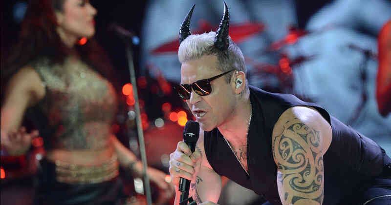 La vida del extrovertido músico británico será llevada a la gran pantalla.