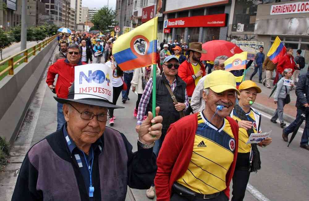 La reforma tributaria también fue una de las razones por las que algunos colombianos salieron a marchar este sábado. Foto: León Darío Peláez / SEMANA