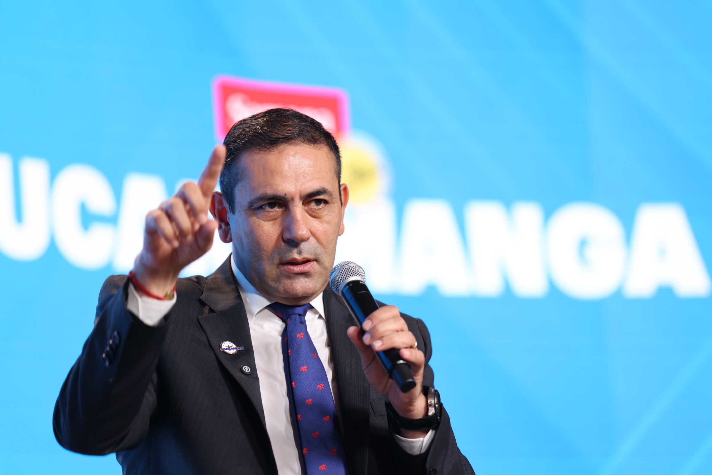 •	Juvenal Díaz
Gobernador de Santander     
Modera: Yesid Lancheros