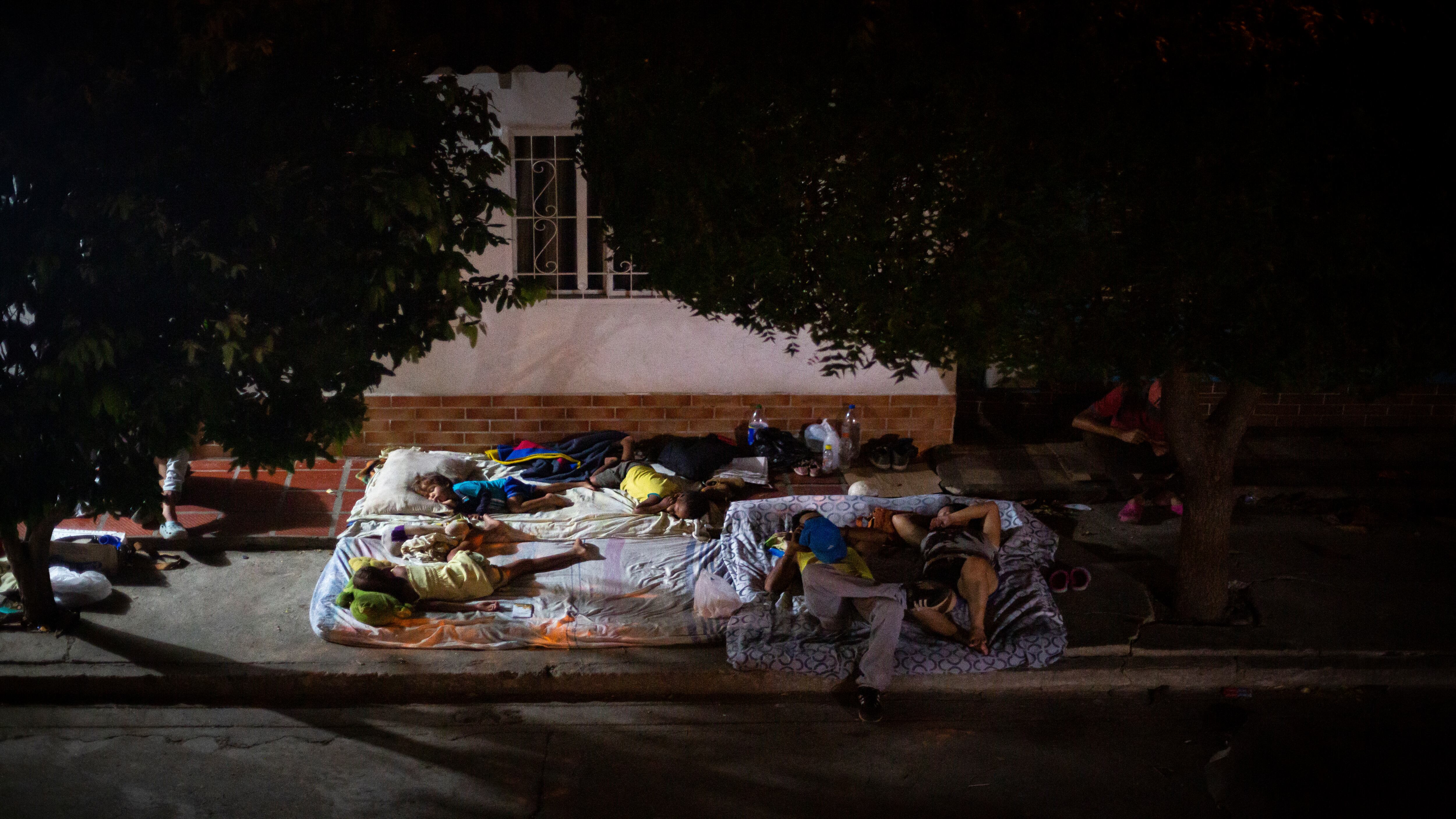 Migrantes deben dormir a la intemperie luego de caminar decenas de kilómetros