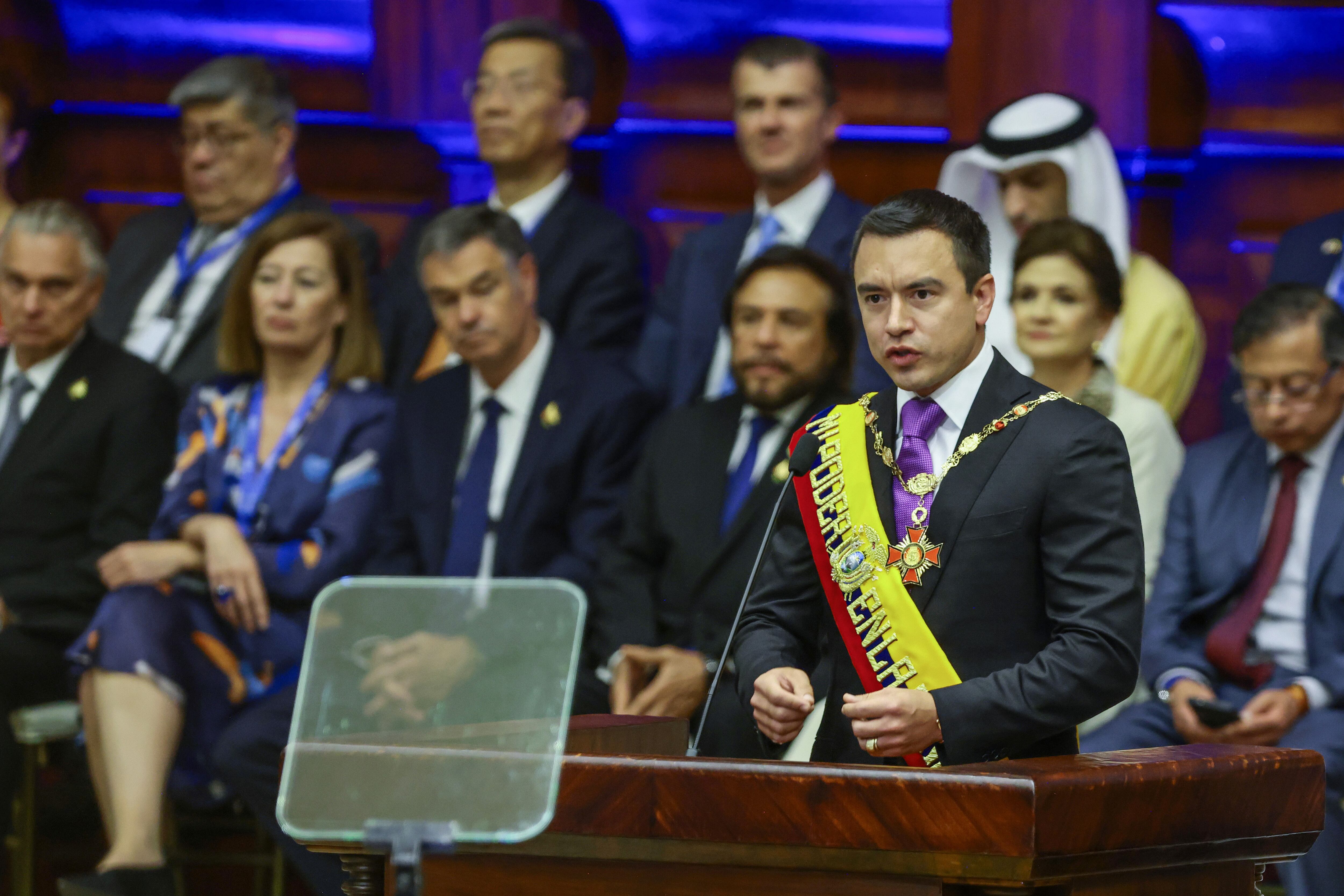 El presidente de Ecuador, Daniel Noboa, pronuncia un discurso durante la toma de posesión presidencial en la Asamblea Nacional el 24 de mayo de 2025 en Quito, Ecuador. Noboa asume su primer mandato completo de 4 años tras 17 meses en el cargo debido al llamado del presidente Guillermo Lasso a disolver el parlamento y a adelantar elecciones.
