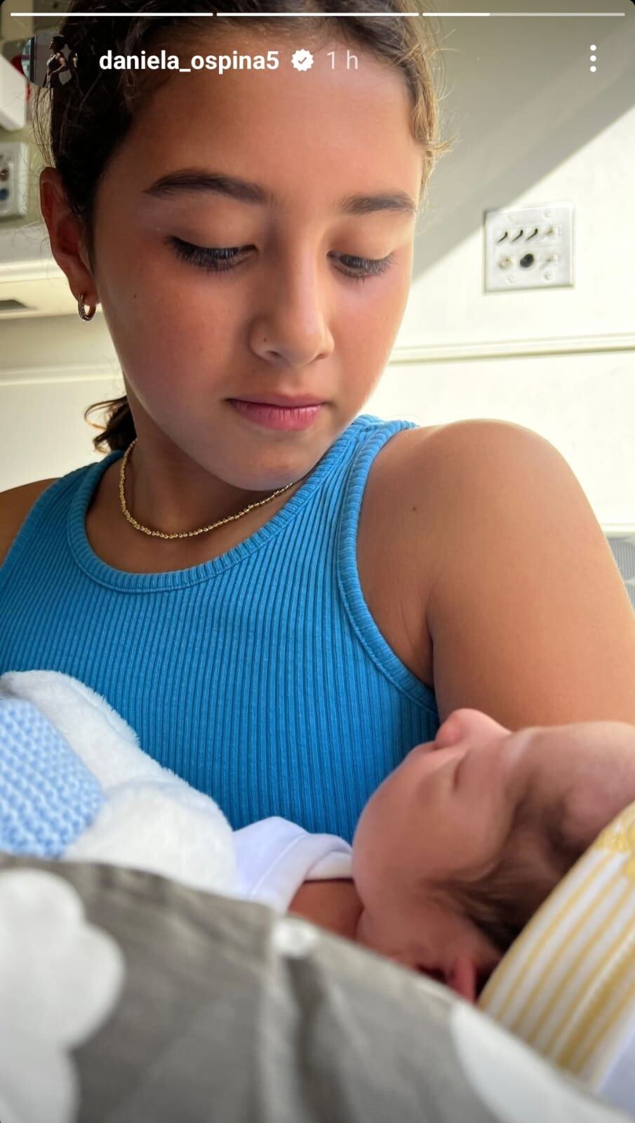 Salomé Rodríguez sosteniendo en sus brazos a su hermanito Lorenzo.