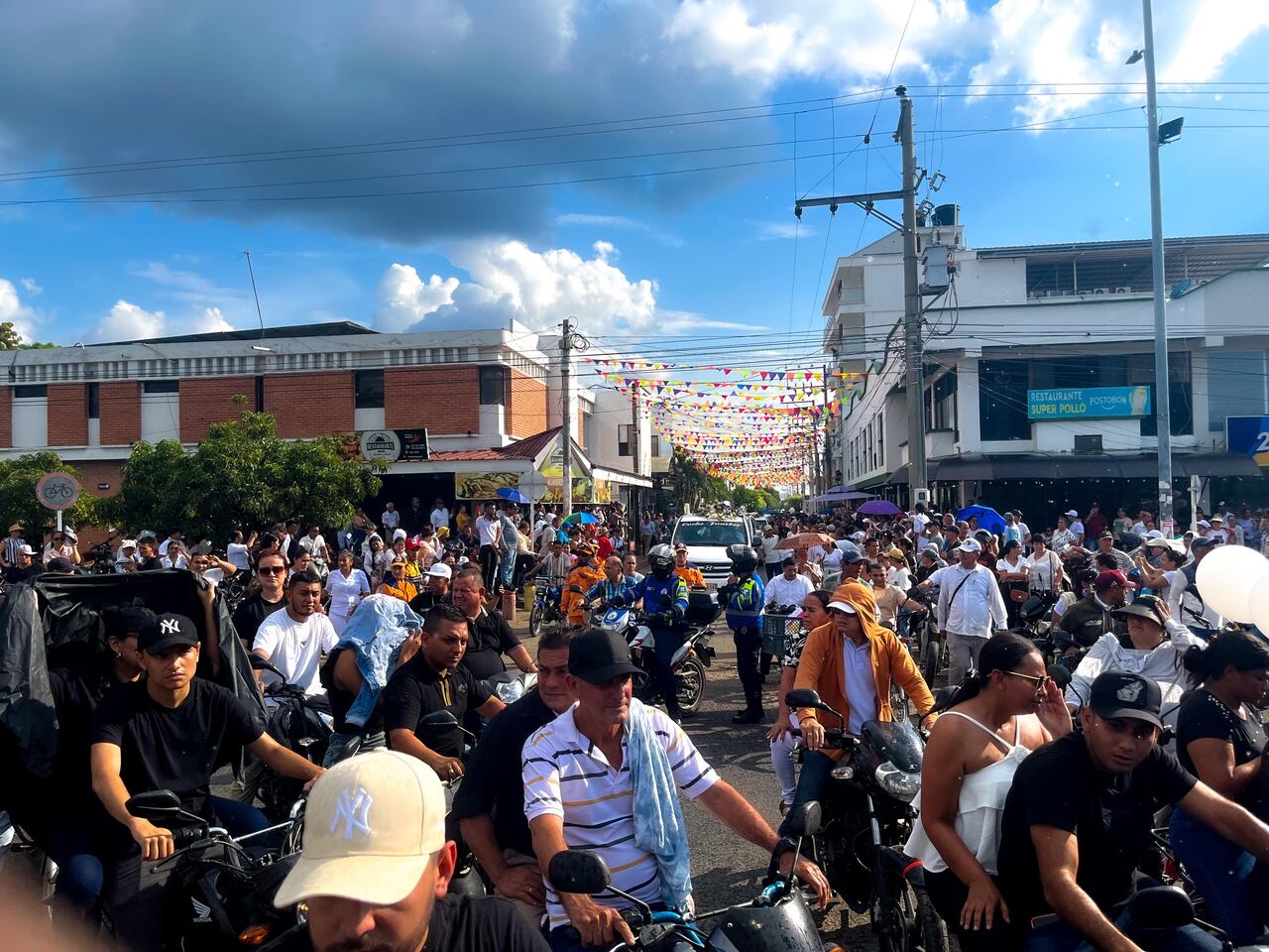 El velorio, que comenzó en la tarde del jueves, se desarrolló en un ambiente solemne y de profunda tristeza.
