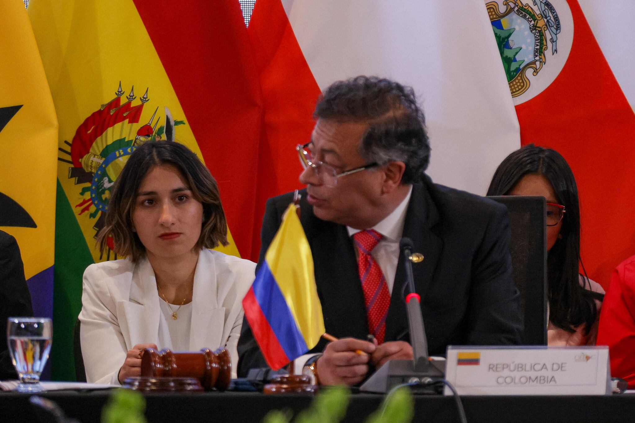 El presidente de Colombia, Gustavo Petro, en Tegucigalpa (Honduras). Atrás, Laura Sarabia, canciller colombiana, y Angie Lizeth Rodríguez, directora interina del Dapre (Departamento Administrativo de la Presidencia de la República)