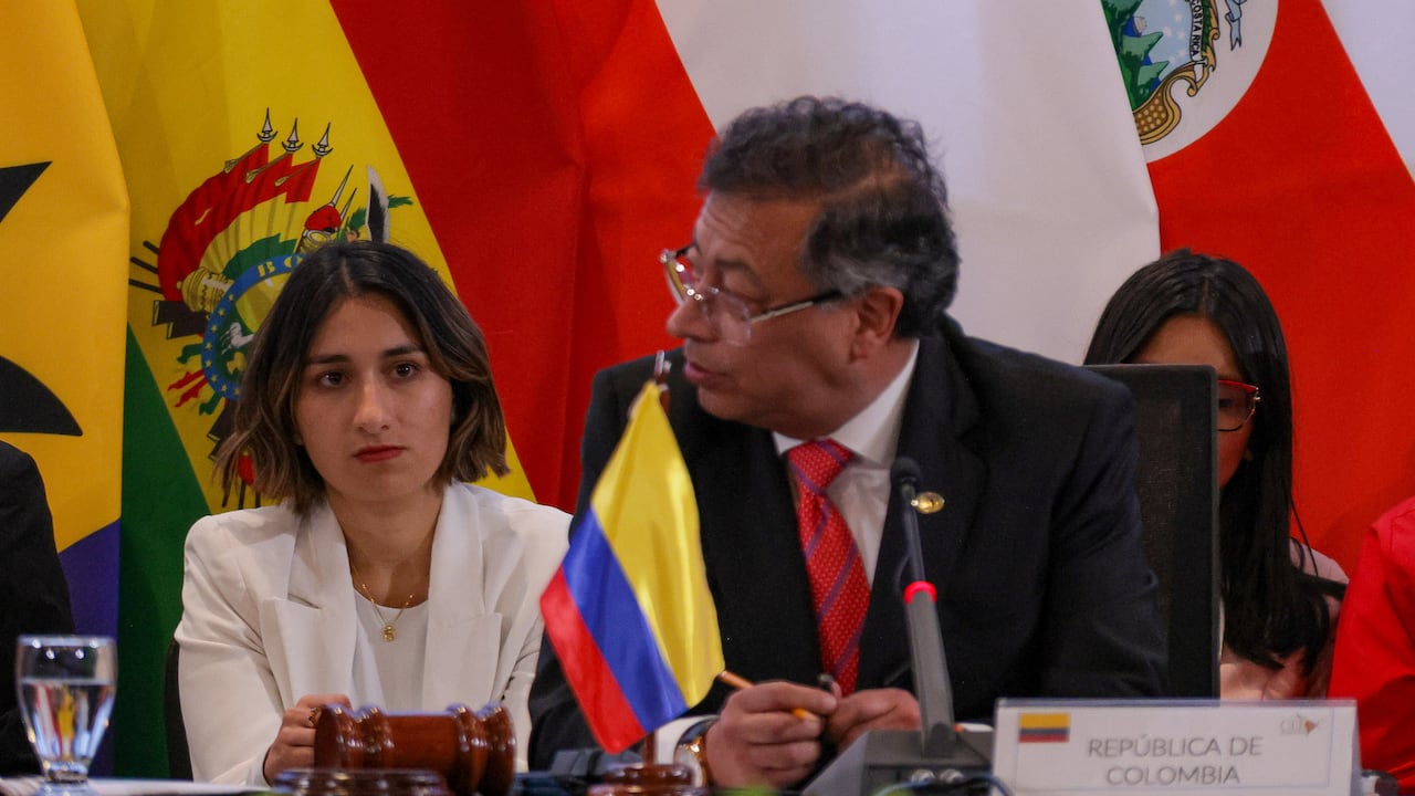 El presidente de Colombia, Gustavo Petro, en Tegucigalpa (Honduras). Atrás, Laura Sarabia, canciller colombiana, y Angie Lizeth Rodríguez, directora interina del Dapre (Departamento Administrativo de la Presidencia de la República).