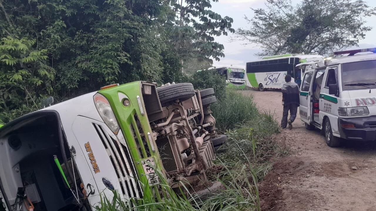 Bus se volcó en Ibagué, Tolima.