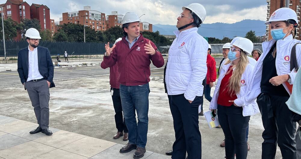 El contralor de Bogotá, Julián Ruiz, y el secretario de Seguridad, Aníbal Fernández de Soto, visitaron el nuevo comando de la Policía Metropolitana.