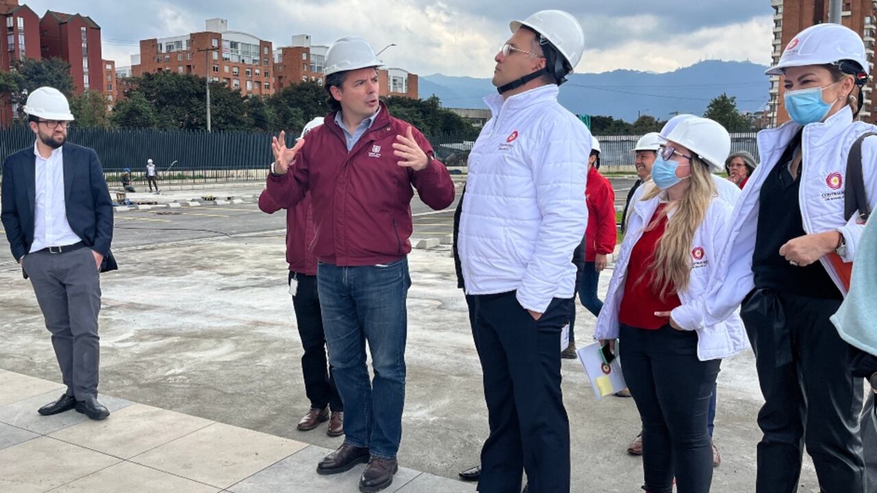 El contralor de Bogotá, Julián Ruiz, y el secretario de Seguridad, Aníbal Fernández de Soto, visitaron el nuevo comando de la Policía Metropolitana.