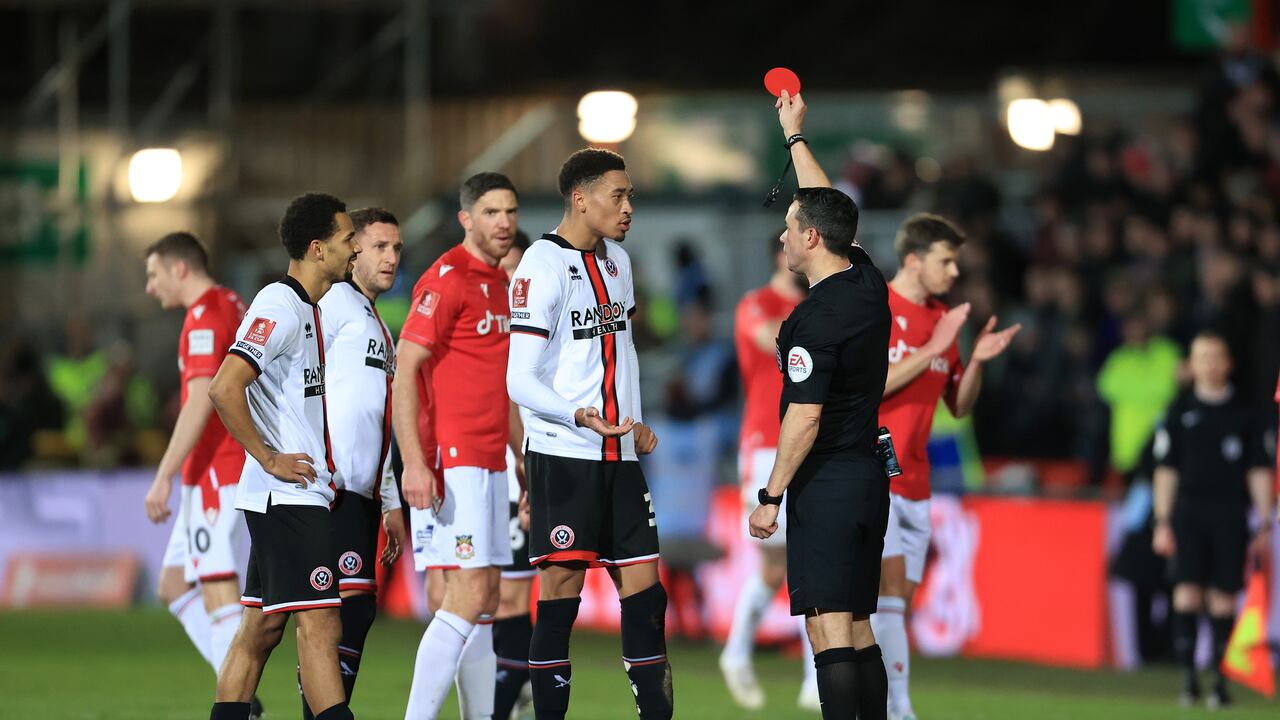 Dean Whitestone, juez del partido, muestra cartulina roja redonda en duelo de la FA Cup.