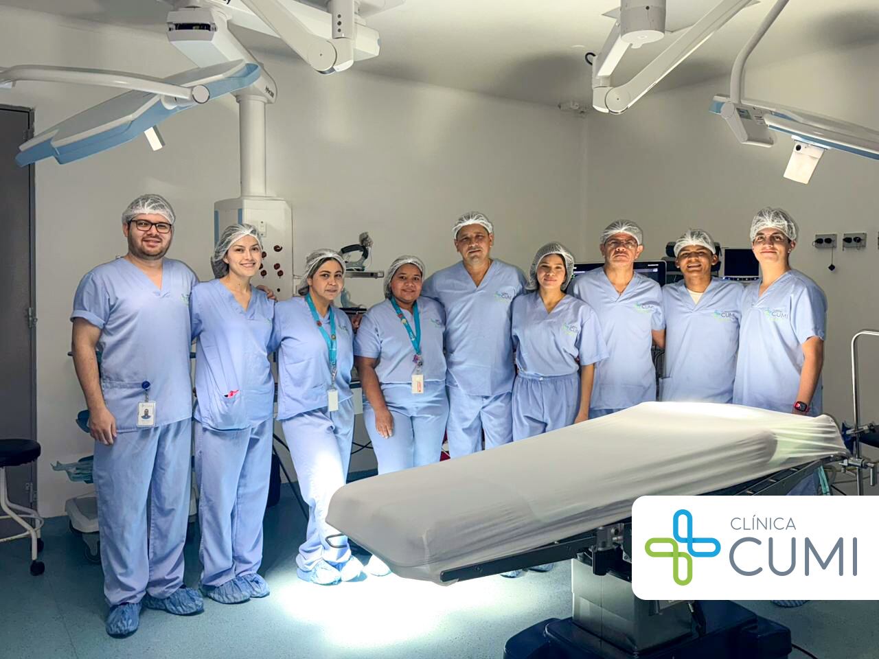 La Clínica CUMI garantiza la continuidad del cuidado con infraestructura de alto nivel para atención de mayor complejidad: 38 habitaciones preferenciales, 108 camas bipersonales, 46 camas de cuidado intensivo, seis quirófanos de última generación y una moderna sala de hemodinamia.