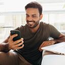 Antes de comprar un smartphone de gama media, es fundamental tener presentes estas 8 recomendaciones que te ayudarán a elegir el dispositivo adecuado.