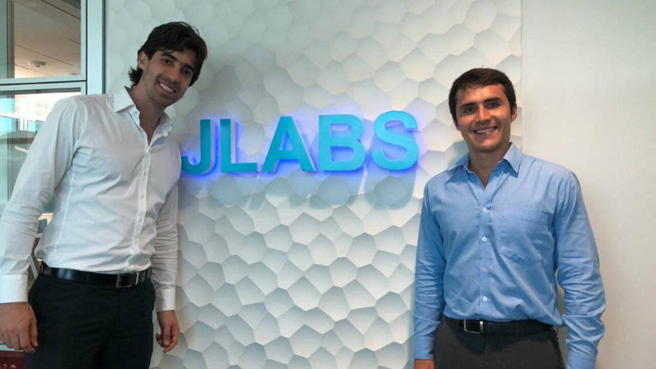 Simón Villa, Coordinador de la Incubadora de Innovación del IEA (izquierda) y Andrés Guerra, ganador del premio de Innovación de la ANDI (Derecha) en el JLAB de San Diego, una red global de ecosistemas de innovación abierta que empodera a los investigadores de todo el mundo.
