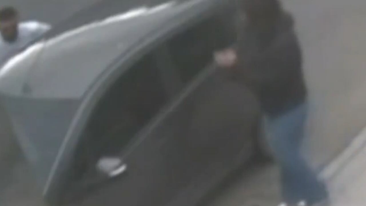 Esta mujer estuvo con el sicario al interior del carro poco antes del crimen.