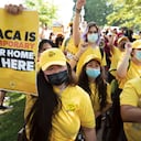 Foto de Archivo., Susana Lujano, a la izquierda, mexicana que vive en Houston, participa con otras personas en una movilización de apoyo al programa de Acción Diferida para los Llegados en la Infancia (DACA, por sus siglas en inglés), el miércoles 15 de junio de 2022, frente al Capitolio, en Washington. El letrero de Lujano dice: "El DACA es temporal. Nuestro hogar es aquí". (AP Foto/J. Scott Applewhite, archivo)