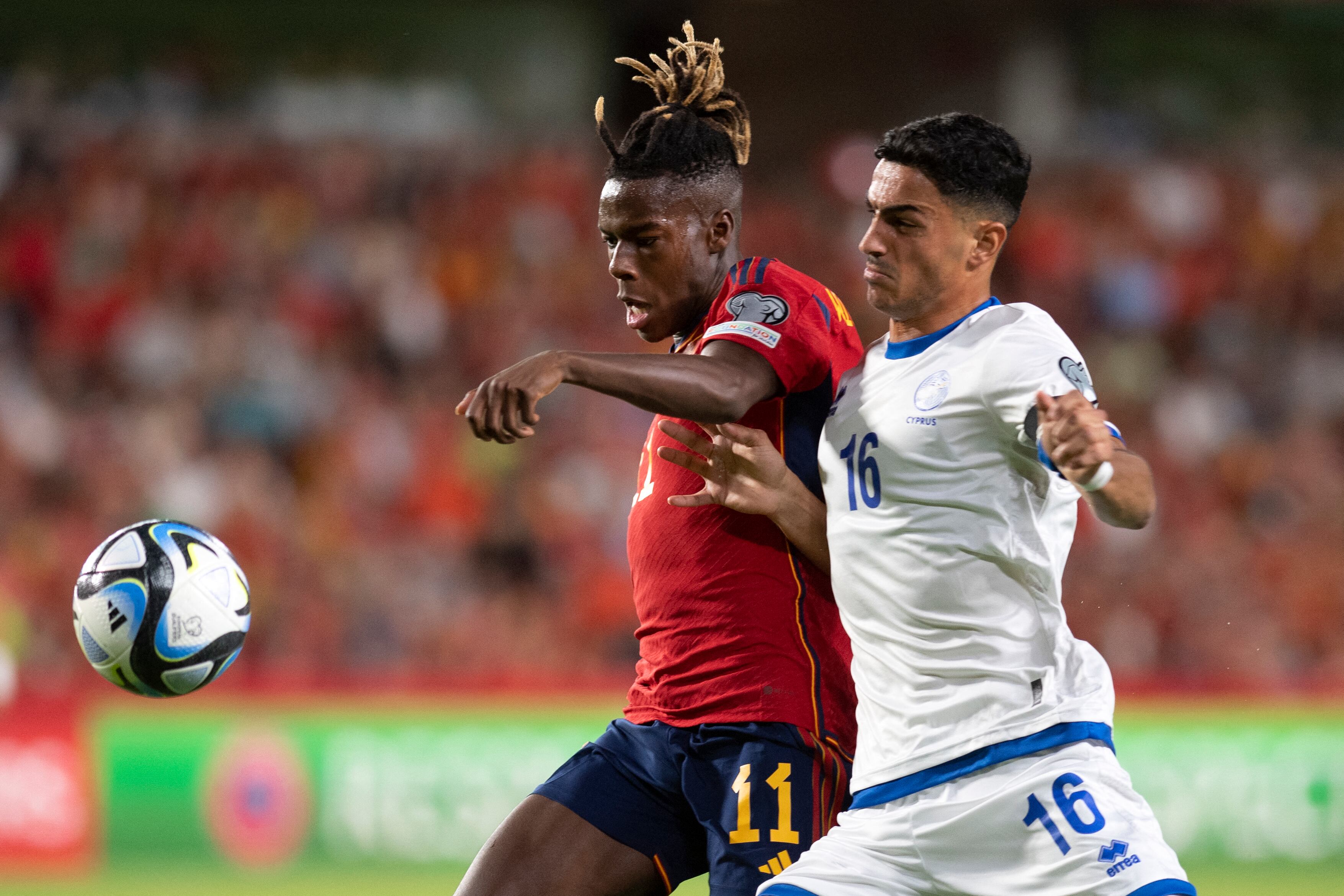 El centrocampista español #11 Nico Williams compite con el defensa chipriota #16 Stelios Andreou durante el partido de fútbol de la primera ronda de clasificación del grupo A de la Eurocopa 2024 entre España y Chipre en el Nuevo Estadio de Los Cármenes de Granada el 12 de septiembre de 2023.