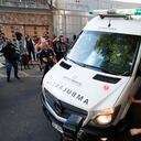 La prensa rodea una ambulancia que se cree transporta a la leyenda del fútbol Diego Maradona mientras se aleja de la Clínica Olivos en Buenos Aires, Argentina, el miércoles 11 de noviembre de 2020. El gerente y abogado de Maradona, Matías Morla, confirmó el miércoles que la leyenda del fútbol mundial sería dada de alta. hoy desde el hospital donde ha estado internado durante más de una semana. Foto: AP / Natacha Pisarenko.