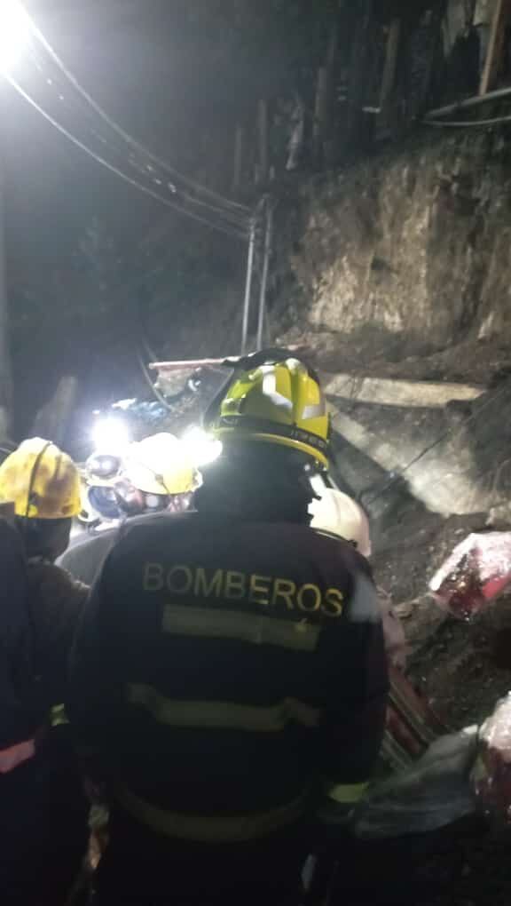 Los bomberos llegaron al sitio de la explosión para avanzar en las tareas de rescate.