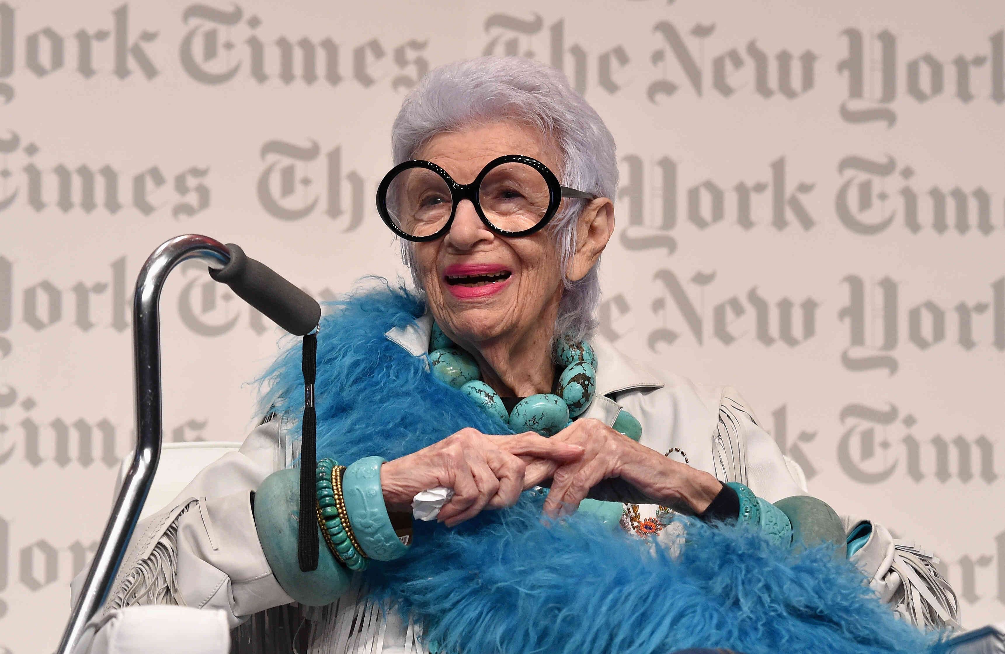 Iris Apfel (1921, Astoria, Estados Unidos) Iris y su esposo Carl Apfel fueron los creadores y dueños de Old World Weavers, una compañía de textiles y diseño de interiores que trabajó en la decoración, entre otros lugares, de la Casa Blanca en diferentes gobiernos durante las décadas del sesenta y del setenta. A partir de la exposición Rara Avis en el Museo Metropolitano de Arte (MET) de Nueva York, en la que Iris, con 85 años, exhibió una parte de su colección de ropa y accesorios, se convirtió en un icono mundial de la moda. En 2014, el director Albert Maysles rodó un documental con su historia titulado Iris, que puede verse en Netflix.     Foto: Getty Images / Larry Busacca 