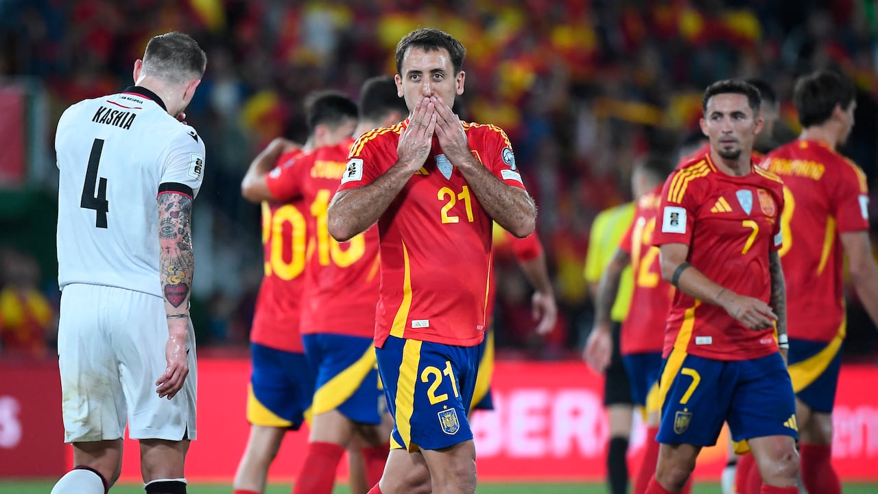 Mikel Oyarzabal celebra el segundo gol de su equipo durante el partido de clasificación para el Mundial de 2026, entre España y Georgia.
