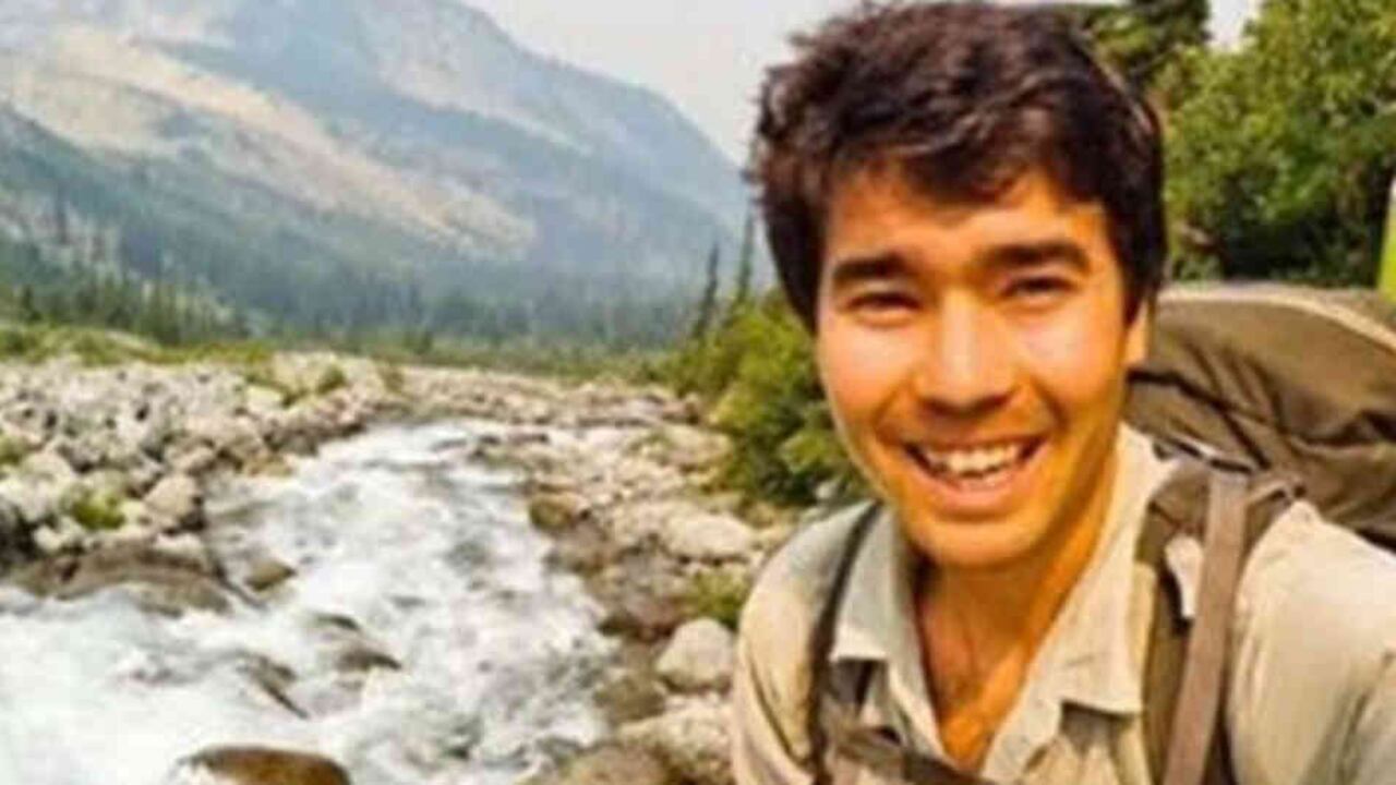 En Instagram, un usuario llamado @johnachau se describe a sí mismo como un "sobreviviente de una mordedura de una serpiente".