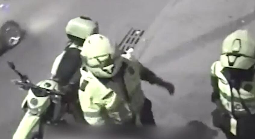 La dura sanción a policía que tumbó de puesto de tintos ambulante. El abuso de autoridad ocurrió en Bogotá y cuando un patrullero le pegó una patada al puesto ambulante de una mujer.