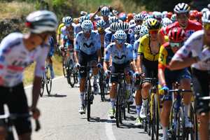 Einer Rubio, ciclista del Movistar Team, en medio del pelotón